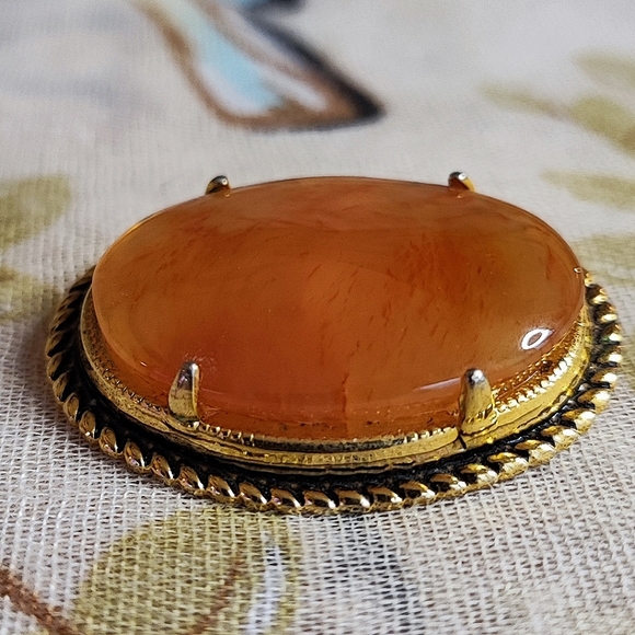 Carnelian Agate Unsigned Oval Stone Brooch Pin Prong Set Gold Tone Rope Setting - Picture 2 of 11
